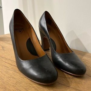 JOHN FLUEVOG MIRACLES MEDUGORJE PUMPS
